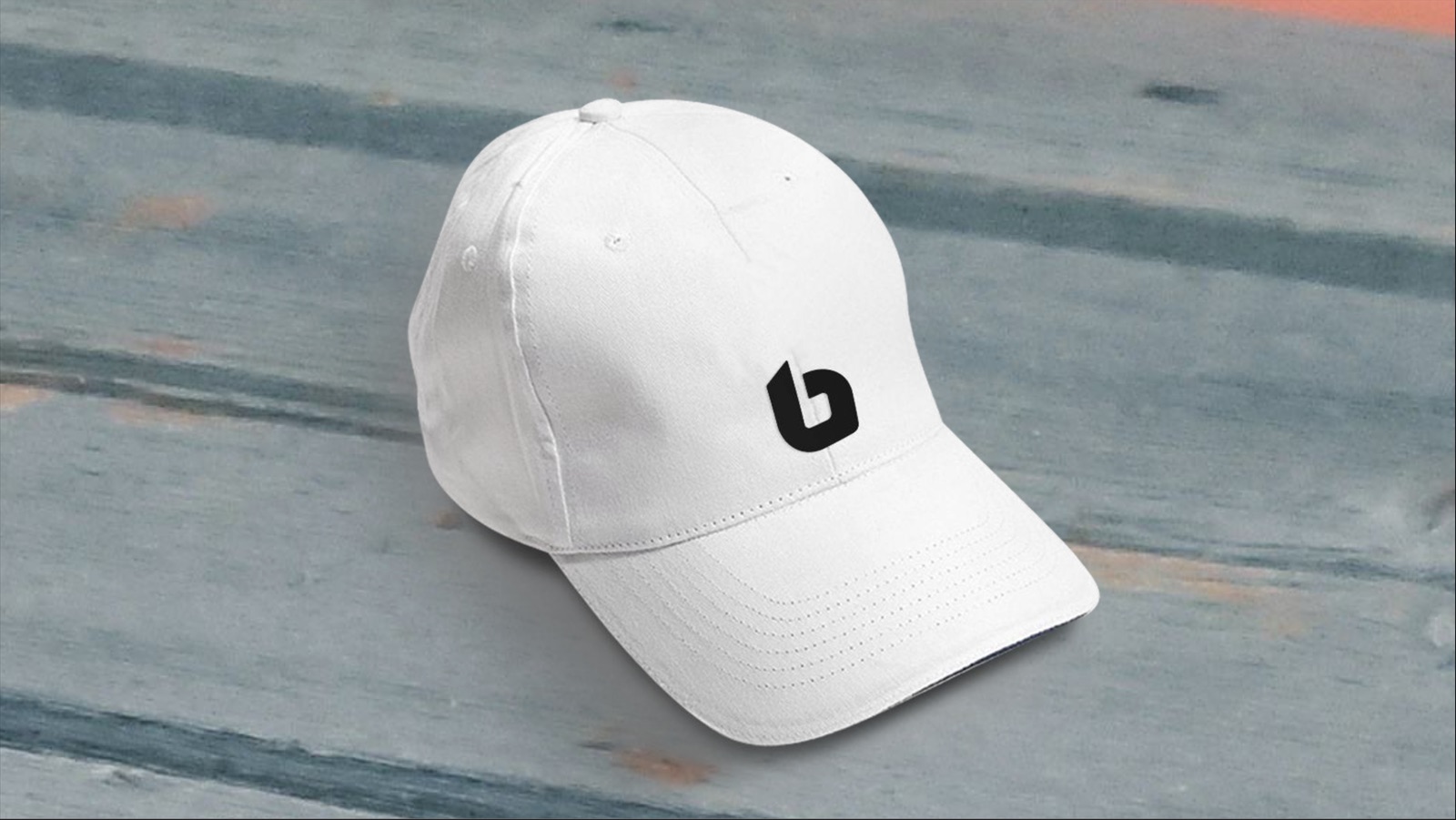 Gorra blanca con isotipo